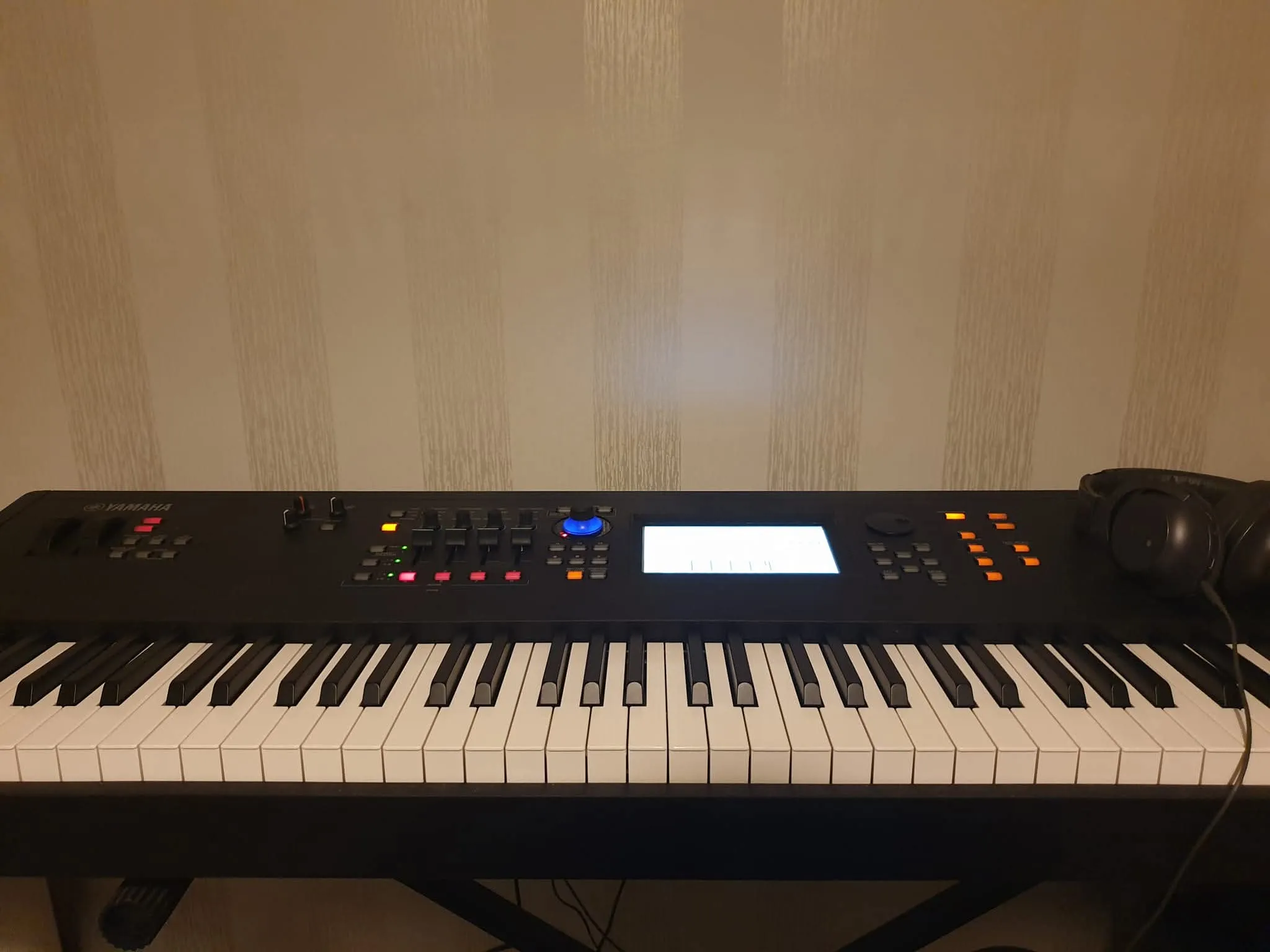 Soitin, syntikka, musiikki, kosketinsoitin